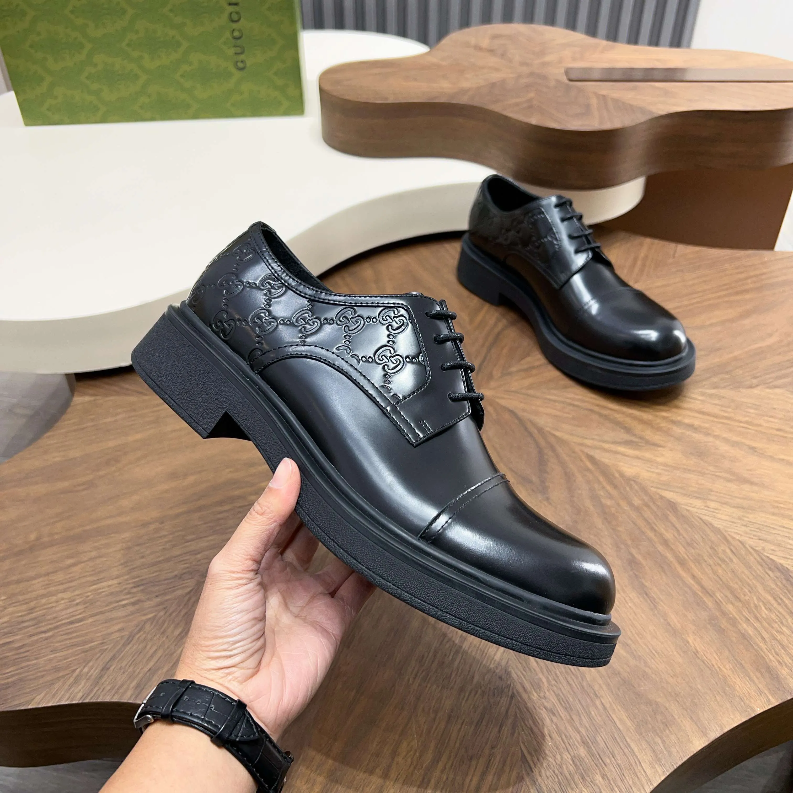 💰780 Gucci/Gucci new men’s lace-up shoes with GG details, matte cow leather derby shoes! The design of this men's lace-up shoe is rooted in the brand's heritage. Crafted from premium waxed cow leather, it is embellished with GG printed embossed suede leather details, a nod to Gucci's iconic monogram. The rubber sole decorated with GG pattern adds a touch of modern fashion to this design. Typical three-joint style design. European and American classic version, full calfskin lining. The overall upper texture is soft and the lining is comfortable and breathable. 2CM thickened soft rubber sole, easy to control. Versatile and stylish upper foot, multiple colors available to meet different matching needs, complete package! Size: 39-40-41-42-43-44 leather shoe size (38.45.46 can be customized)